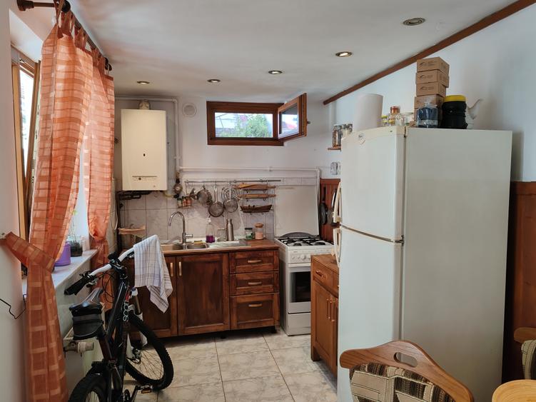 Apartament 3 camere in casa zona Central