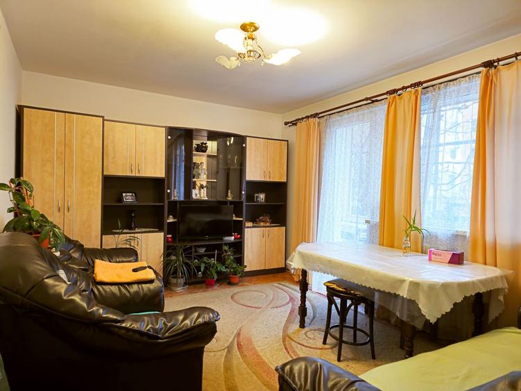 Apartament 4 camere, decomandat, etaj 1 din 4, cartierul Manastur