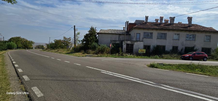 1 hectar de teren intravilan cu constructii la strada in Cucorani