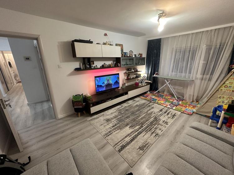 Apartament 3 camere zona Tomis 3 cu Centrala Renovat Total