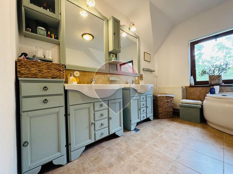 Vilă cu 5 camere de vânzare si 4 bungalow-uri Sacele, Brasov.