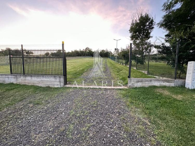 Domeniu privat, cu padure, cabana si teren de tenis, in Nadas