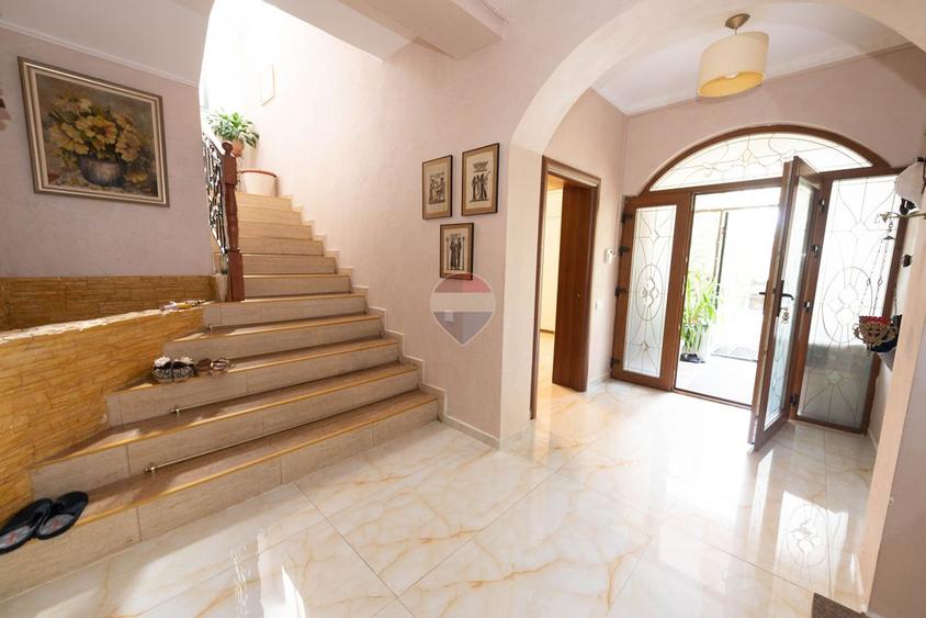 Apartament cu 4 camere 169mp, parter si teren 175mp, în zona Grivita