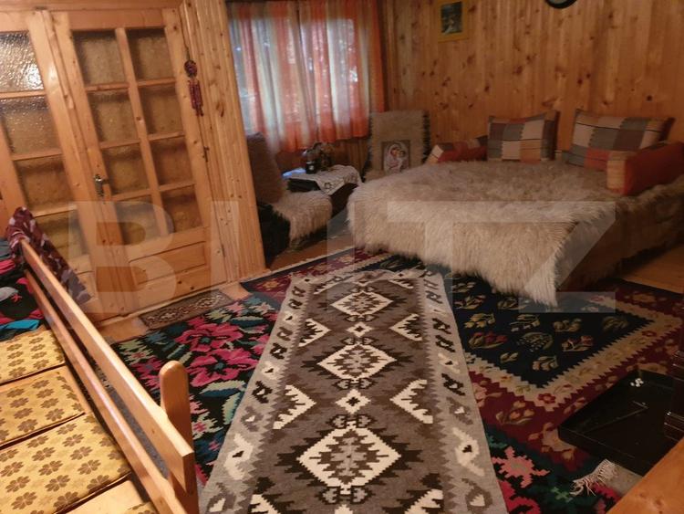 Cabana de vanzare, cu 4 camere, 100 mp, zona Piatra Fantanele