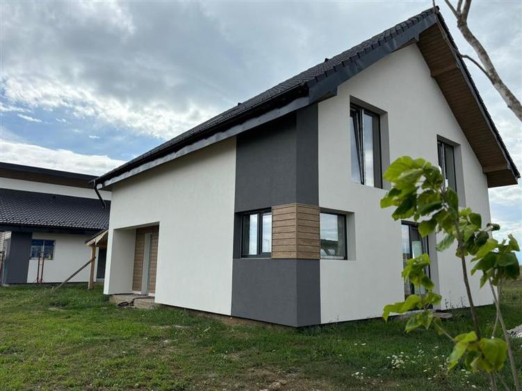 Casa individuala 120 mp, carport si teren 500 mp - Sura Mica