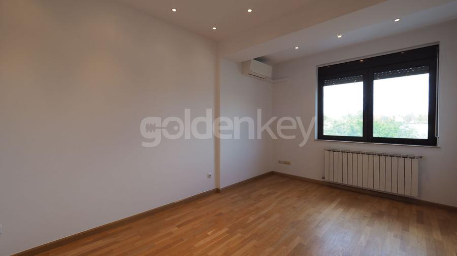 Apartament spatios cu 4 camere, vedere frumoasa