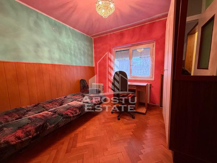 Apartament cu 3 camere, etajul 1, centrala proprie, zona Cotu Mic