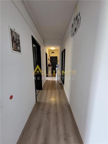Apartament 3 camere cu terasa -  Strada Luica