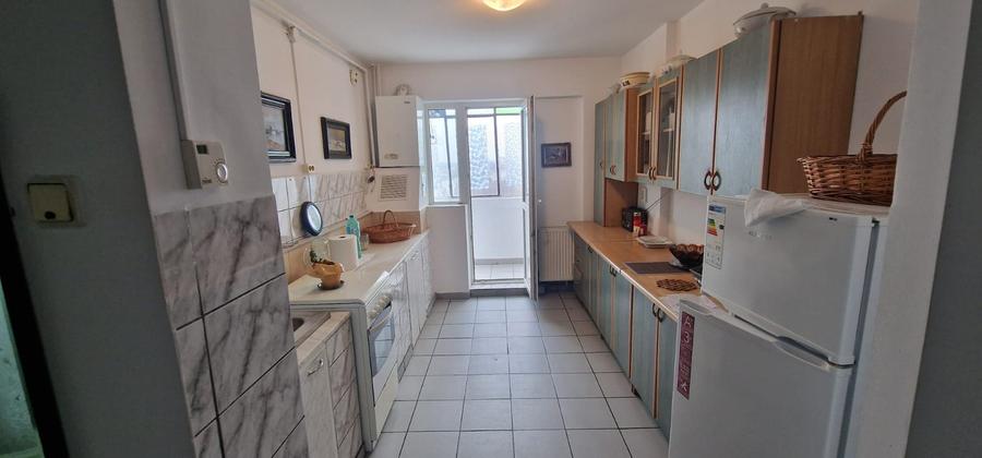 Republicii ,se vinde apartament decomandat ,2 camere ,pret 67000 euro neg