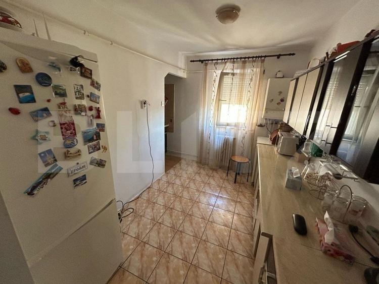 Apartament decomandat cu 3 camere,2 bai, 70 mp, zona Cetate