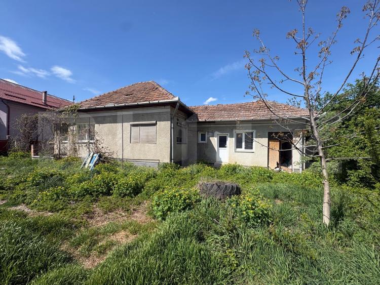Casă demolabilă cu teren generos de 684 mp în Apahida