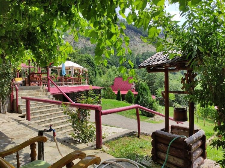 Pensiune montană cu vedere la lacul Siriu