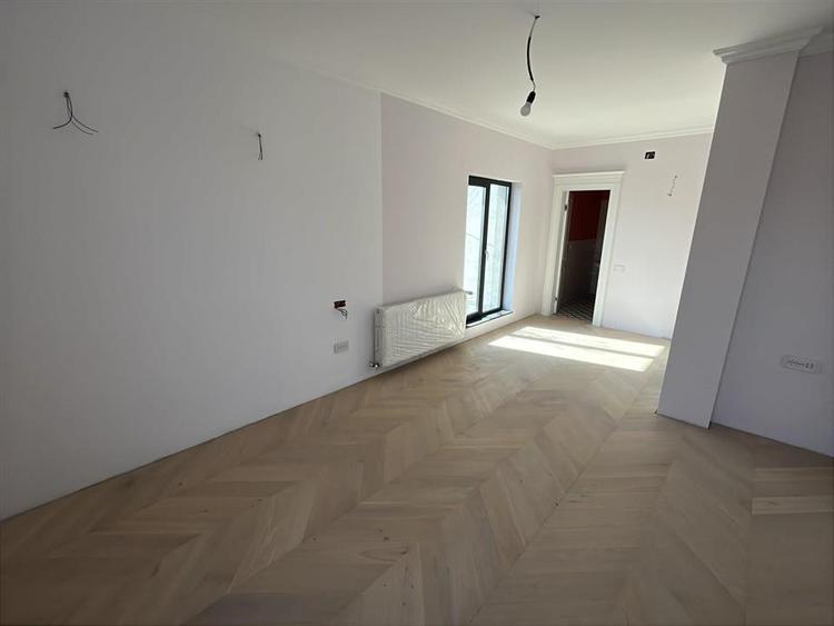 Eleganta la malul lacului- Vila premium cu ponton privat.