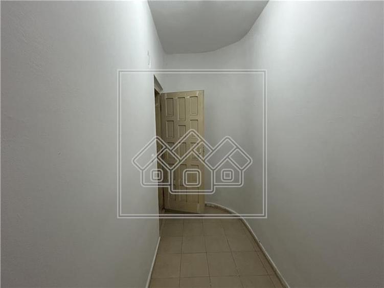 Spatiu comercial, 876 mp utili,  10 parcari, Piata Cluj