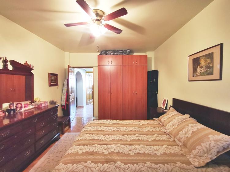 Vanzare 4 cam modern,complet renovat 100 mp, boxa si parcare ADP zona Parlament