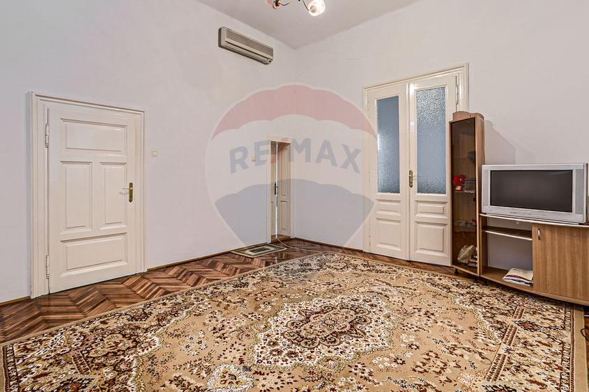 Apartament 4 camere spațioase, curte, zona Piata Catedralei