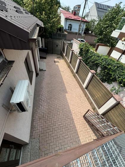 Casă individuală pentru birouri , 4 camere ,4 locuri de parcare