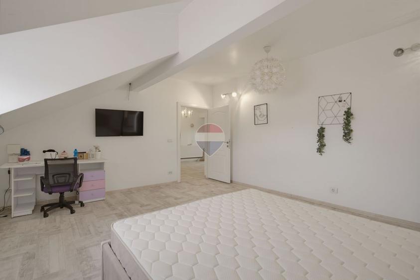 Vilă cu 4 camere de închiriat în zona Intim