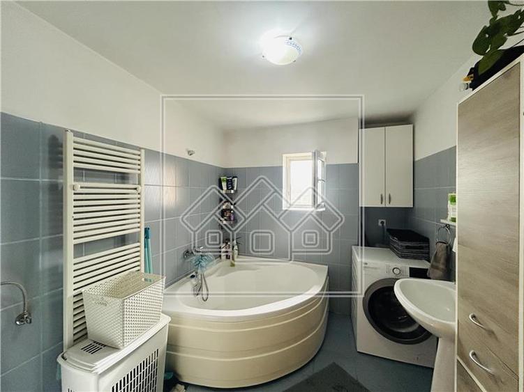 Ap cu 3 camere, 81 mp utili, tip mansarda, Zona Cedonia