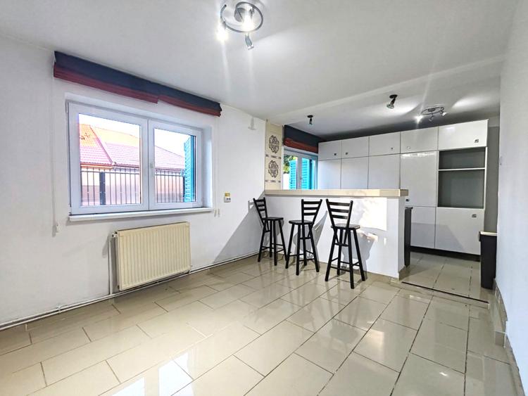 Casă 8 camere, curte generoasă