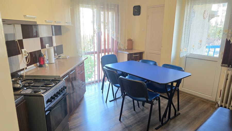 Vand apartament 4 camere Deva, Decebal (Cuza Voda, Catedrala), etaj 1, mobilat