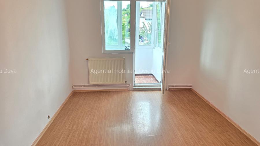 Vand apartament 2 camere semidecomandat in Deva, zona Micro 15, situat pe mijloc - 2