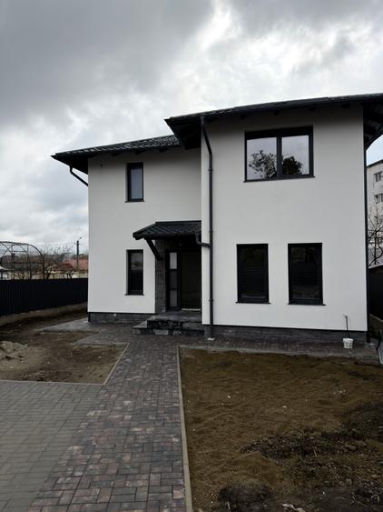 Casa noua cu etaj la cheie zona Scolii 11