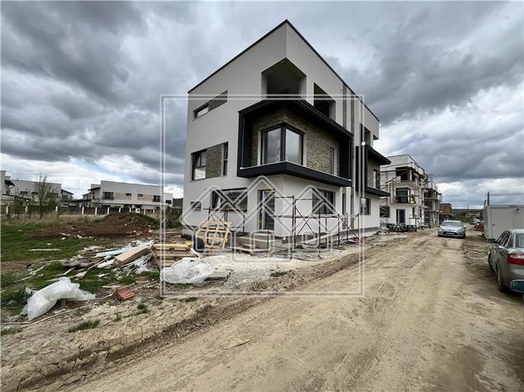 Casa tip duplex in Selimbar, 4 camere, terasa mare, teren 214 mp