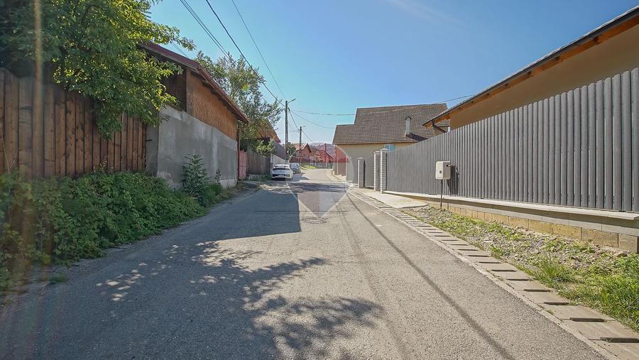 Casă nouă langă Brașov, curte însorită și vedere panoramică