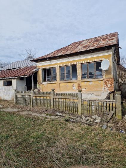 Teren 1528 mp cu casă de vânzare în centrul Gherceștiului — Investiție excelentă
