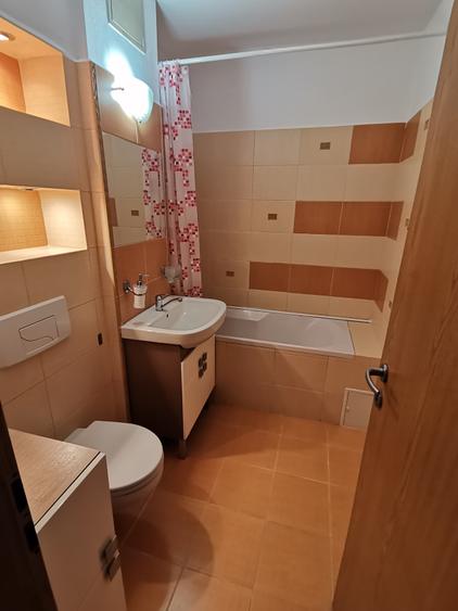 INCHIRIEZ apartament 4 camere decomandat,renovat,zona Strand