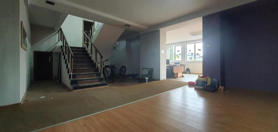 Spatiu comercial pe 2 nivele,spatii depozitare + parcari, in zona foarte buna!