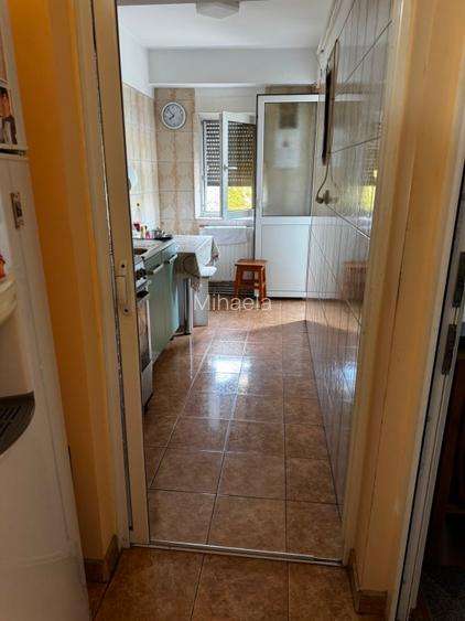 Se vinde apartament de 40 mp, mobilat,utilat, balcon, centrală, Ac, plus box - 6