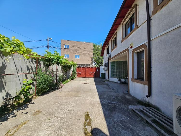 Casa eleganta cu tavane inalte si gradina superba - 13