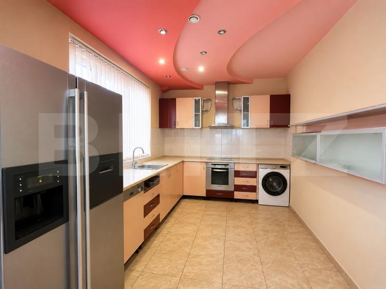 Casa de vanzare cu 5 camere, 298 mp, Cartierul Rogerius