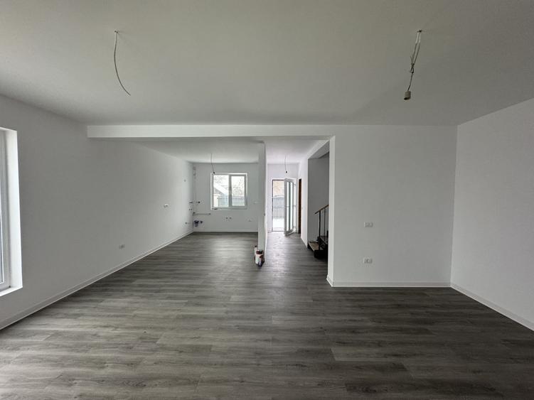 1/2 Duplex Utvin,4 Camere,2 Bai,Toate Utilitatile