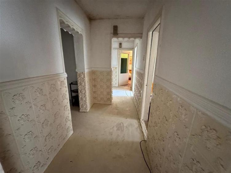 Apartament 3 camere, 70mp, etaj 4/4 cu acoperis, zona Casa de Cultura