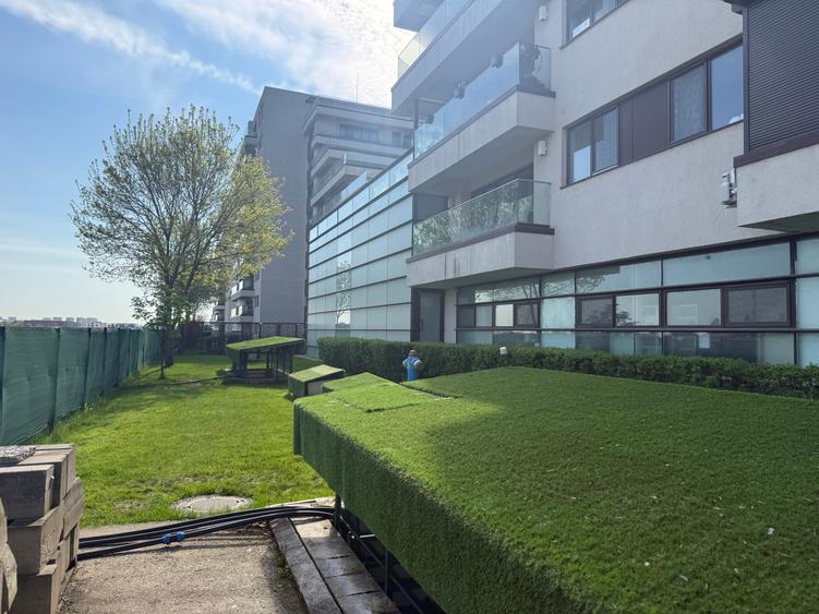 Spațiu open space 457 mp, vitrat, cu multiple posibilități de amenajare.