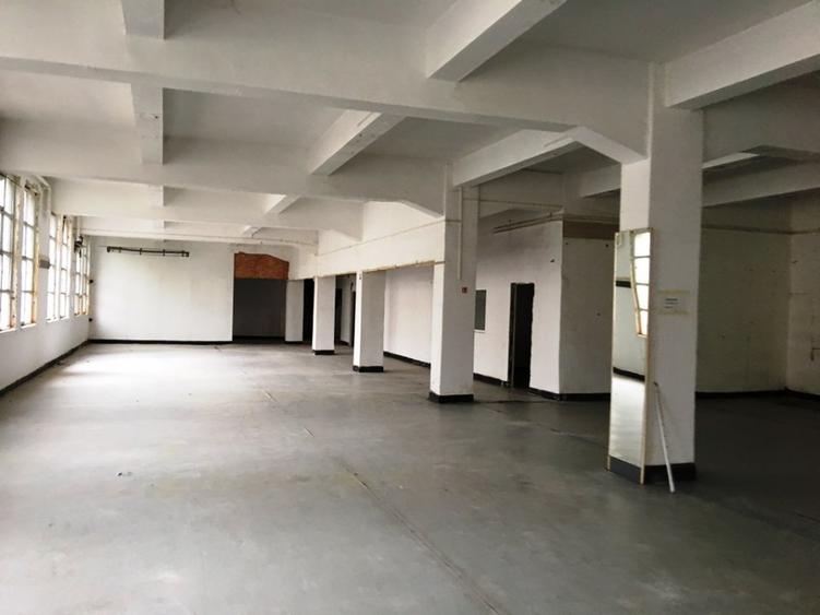 Inchiriez spatiu 300-1200 mp pretabil comercial, parcare 338 mp