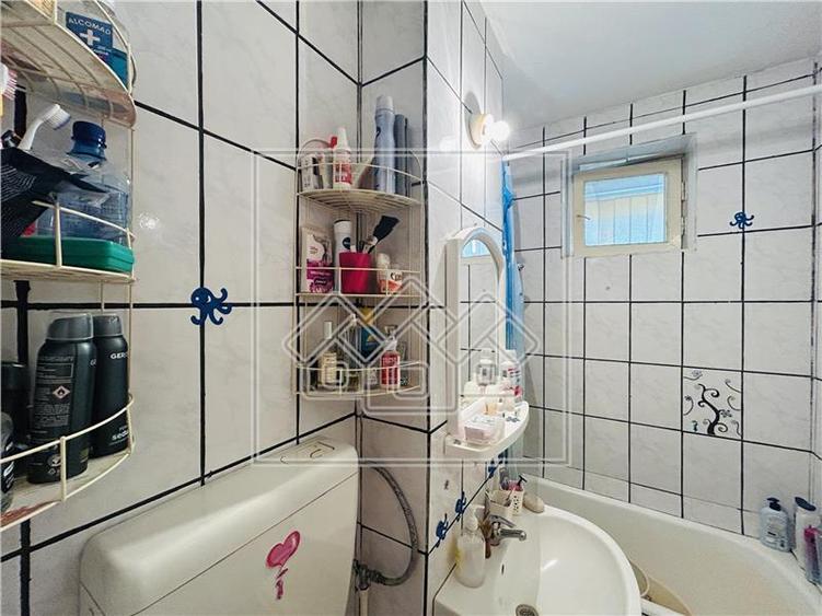 Apartament 3 camere, zona Cedonia, cu balcon, la cheie