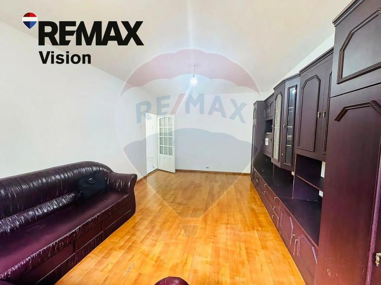 Apartament cu 3 camere de vânzare în zona 1 Mai
