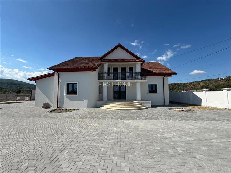 Vila deosebita Parter + Mansarda de vanzare in Odobesti - 2