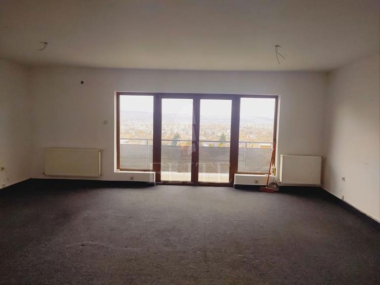 Apartament 4 camere în zona Andrei Muresanu