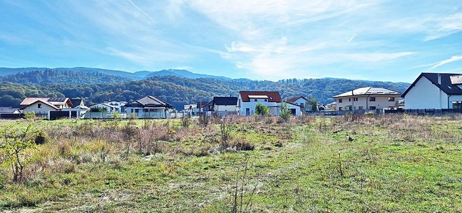 Intrare in Rasnov dinspre Brasov, zona de case noi, teren de 1976mp,