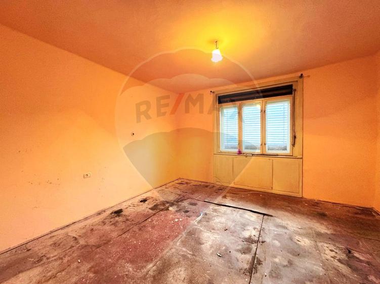 Casă cu teren generos de 750mp intr-o zona excelenta din Chisineu Cris