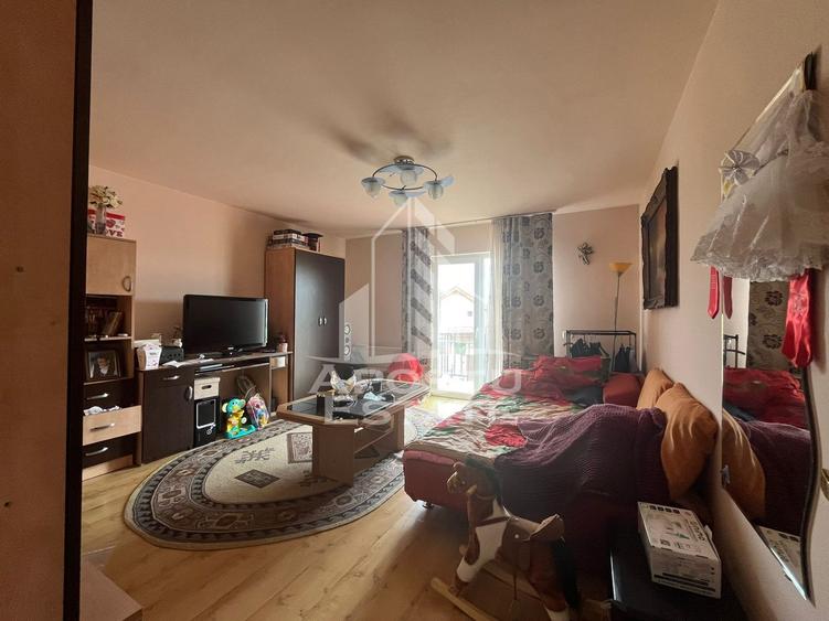 Jumatate de duplex  cu 4 camere si 2 bai, decomandat situat in Utvin