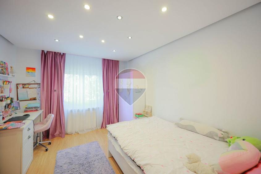 De vânzare apartament cu 4 camere și un loc de parcare, în Rogerius