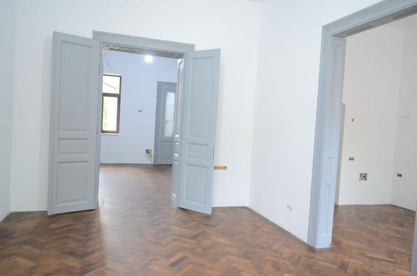 Apartament renovat in cladire interbelica, zona centrala