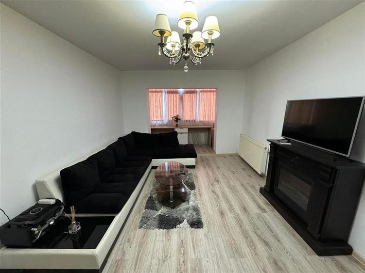 Apartament 4 camere, etaj 3 cu acoperis, nemobilat