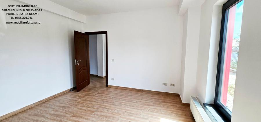 Complex imobiliar:cladire birouri,2 hale noi si 3424mp teren, Piatra Neamt
